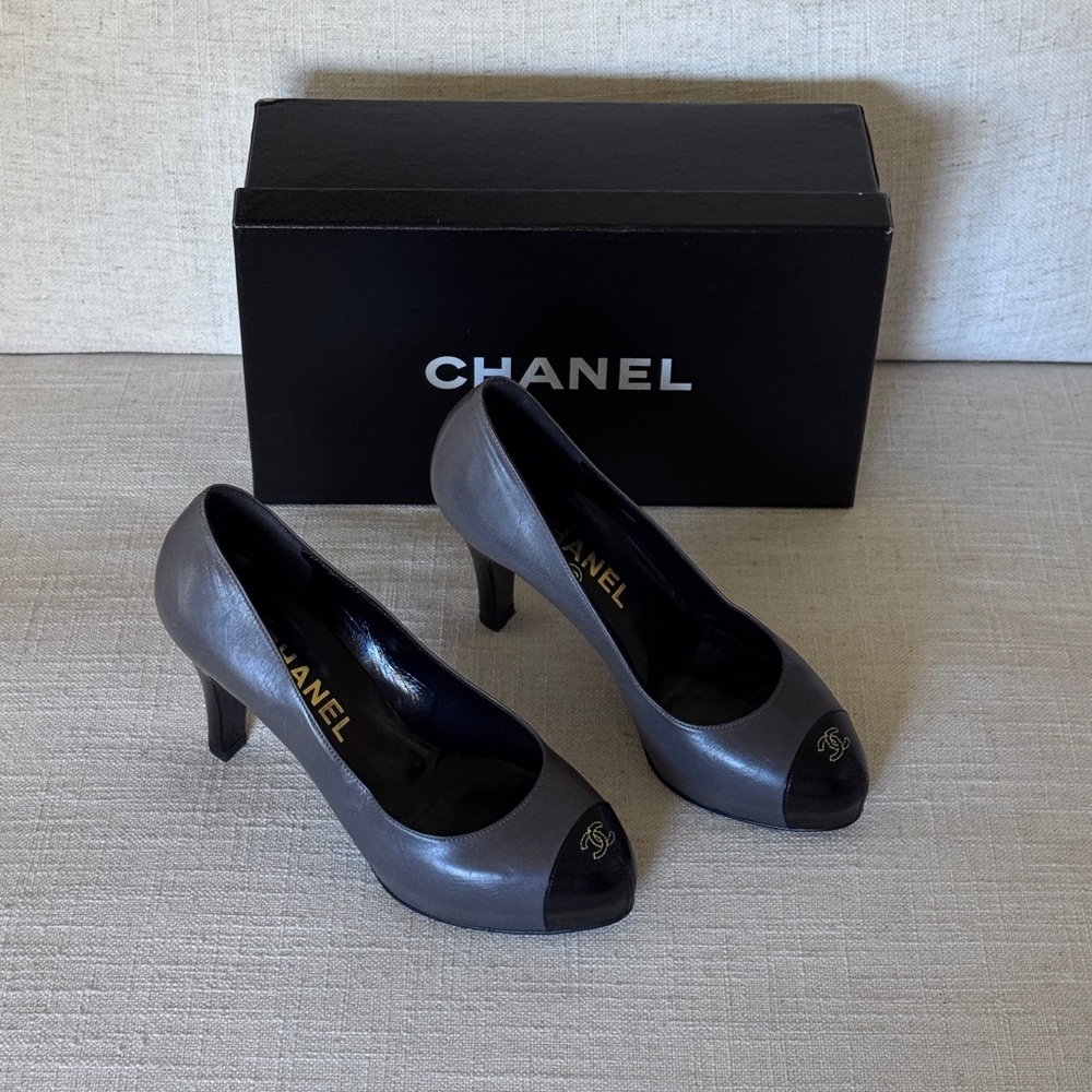CHANEL Grey Black Leather Cap
Toe Pumps Size‎ 6 1/2